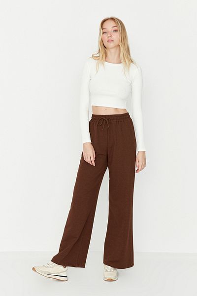 Trendyol Collection Braune, schmal gestrickte Sport-Jogginghose mit weitem Bein TWOAW22EA0053