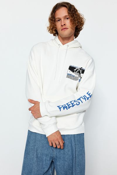 Trendyol Collection Ecrufarbenes, flauschiges Fleece-Sweatshirt mit Ski-Aufdruck – Übergröße, TMNAW24sw00102