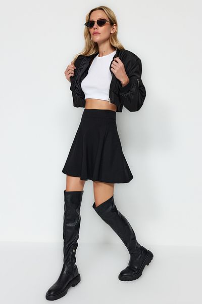 Trendyol Collection Černá strečová pletená sukně TWOAW24ET00343