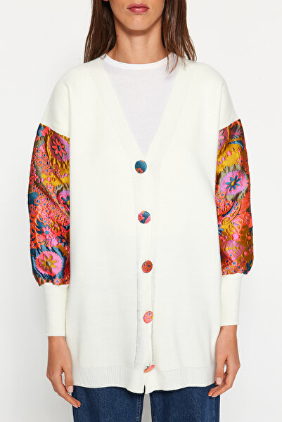 Trendyol Modest Ecru rukávy se vzorem pohodlný střih pletený svetr TCTAW24TH00086