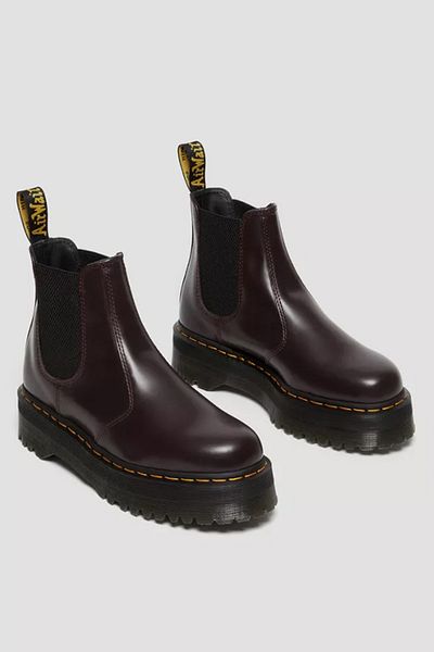 Dr. Martens Weinrote Stiefel und Stiefeletten