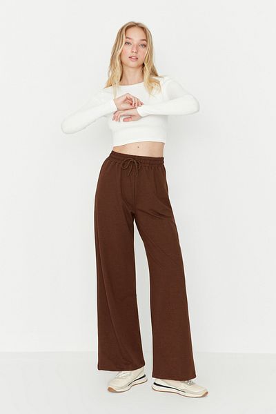 Trendyol Collection Braune, schmal gestrickte Sport-Jogginghose mit weitem Bein TWOAW22EA0053