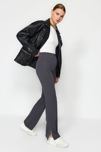 Trendyol Collection Anthrazitfarbene, seitlich geschlitzte, ausgestellte/spanische Strickhose mit hohem Bund TWOSS23PL00134