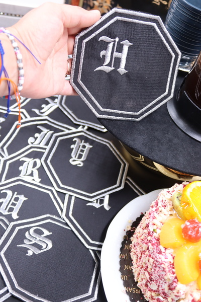 vipceyiz İsminize Özel Gümüş Nakışlı Sunum Peçetesi(1adet)