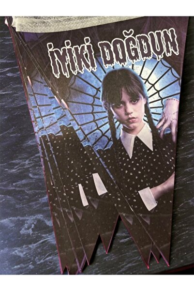 Happyland الأربعاء أدامز مثلث راية حروف عيد ميلاد زخرفة راية