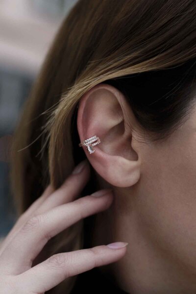 SUNSHINE 925 Ayar Rose Kaplamalı Beyaz Taşlı Gümüş Kıkırdak Küpe