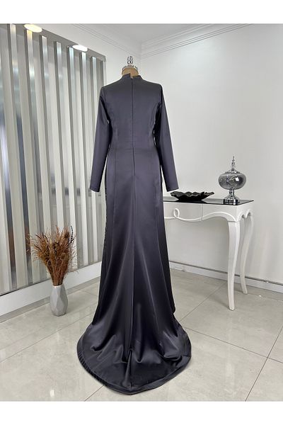 Rana Zenn Graues Abendkleid aus Netzstoff mit Meeressatin-Applikationen