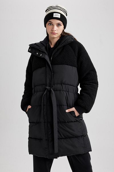 DeFacto Übergroßer Pufferjacke mit Kunstfell-Detail – A1322ax23cw