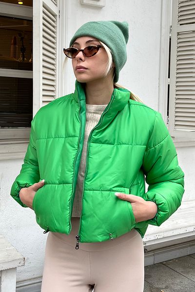 Trend Alaçatı Stili Hellgrüner Puffermantel mit Stehkragen und zwei Taschen für Damen mit elastischer Taille ALC-X7684