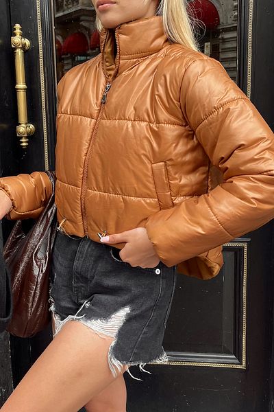Trend Alaçatı Stili Hellbraune Pufferjacke für Damen mit Stehkragen, zwei Taschen und elastischer Taille ALC-X7684
