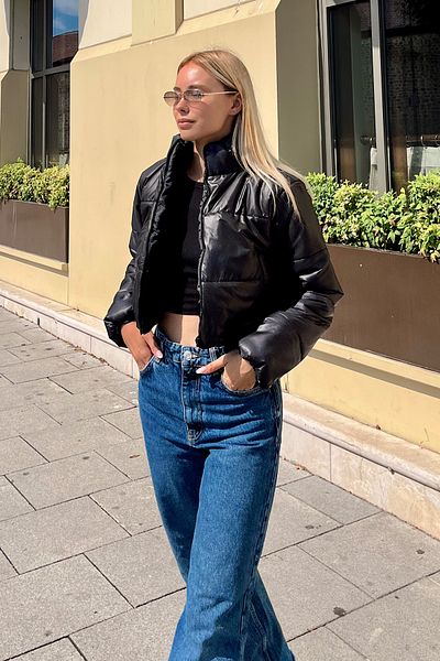 Trend Alaçatı Stili Dámská černá stojáčková bunda s dvojitým kapsovým límcem s elastickým pasem ALC-X7684