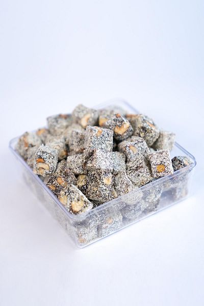 LOKUMCU MEHMET EFENDİ Tatlı bir hikaye 1 kg Coconut - Turkish Delight with Double Roasted Cocoa and Mixed Nuts