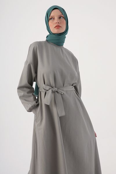 ALLDAY Graues, geripptes, übergroßes Kleid mit Gürtel an Kragen und Ärmeln