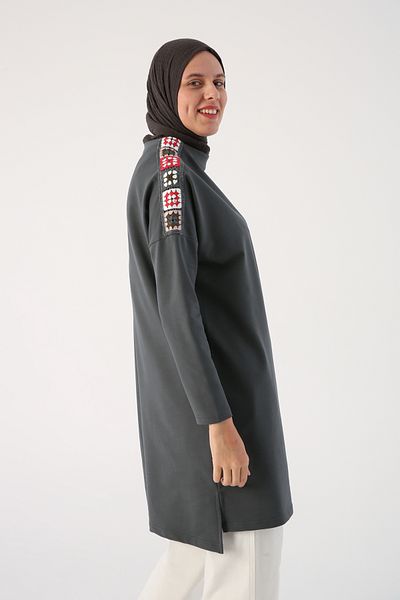 ALLDAY Anthrazitfarbene, übergroße Stricktunika mit buntem Motiv