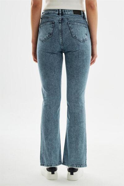 EXPLODE - Kadın Önden Paça Yırtmaç Detaylı Slim Fit Kot Pantolon Açık Mavi