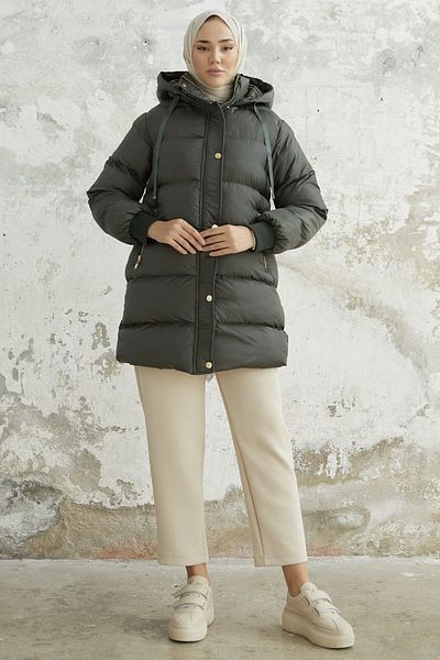InStyle معطف منتفخ بغطاء رأس مبطن من Armes - كاكي