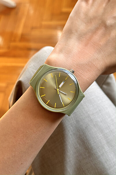 pierrose ساعة يد رياضية من السيليكون باللون الأخضر الكاكي للجنسين