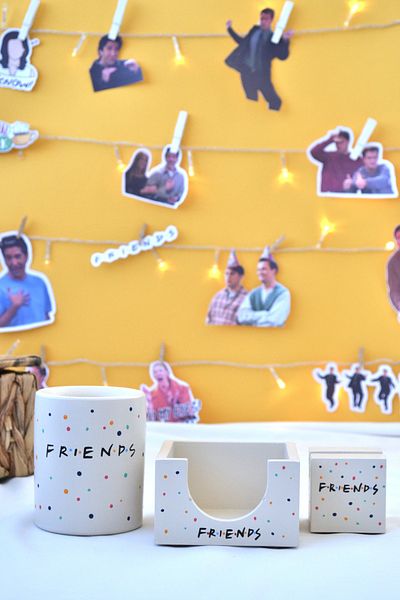 Bİ DOLU DÜKKAN Σετ γραφείου Friends Triple |   Θήκη για στυλό Θήκη για σημειωματάριο Θήκη για επαγγελματικές κάρτες |   Επιτραπέζιος οργανωτής
