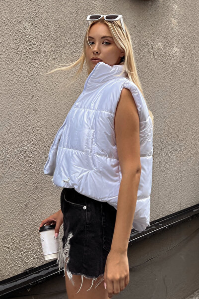 Trend Alaçatı Stili Vestă gonflabilă reglabilă pentru femei cu buzunar dublu, cu umplutură completă, cu guler alb ALC-X7994