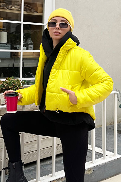 Trend Alaçatı Stili Dámská světle žlutá bunda se stojatým límečkem a dvojitou kapsou s elastickým pasem ALC-X7684