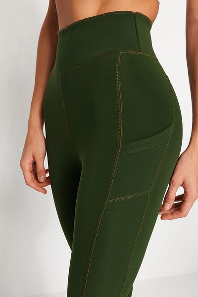 Trendyol Collection Dunkle, matte Khaki-Sportleggings in voller Länge mit zusätzlicher Bauchstraffungsschicht THMAW24TY00026