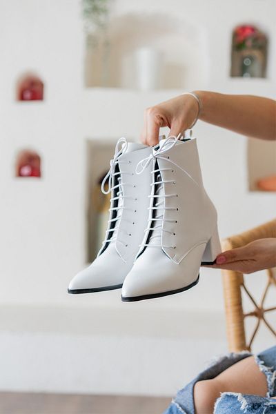 DİVOLYA Katerina White (5cm) Χονδρό Τακούνι (5cm) Μυτερές Μυτιές Καθημερινές Γυναικείες Μπότες