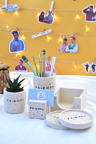 Bİ DOLU DÜKKAN Σετ γραφείου Friends Seven Piece |   Θήκη για στυλό Θήκη για σημειωματάριο Θήκη επαγγελματικής κάρτας Γλάστρα φυτό 2 τεμαχίων σουβέρ