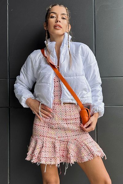 Trend Alaçatı Stili Weiße Pufferjacke für Damen mit Stehkragen, zwei Taschen und elastischer Taille ALC-X7684