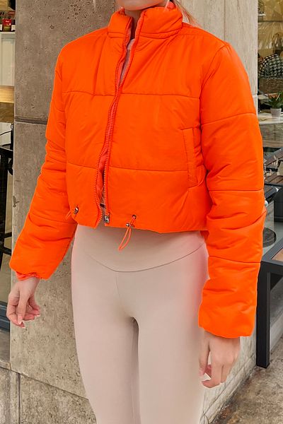 Trend Alaçatı Stili Hellorangefarbener Puffermantel mit Stehkragen und zwei Taschen für Damen mit elastischer Taille ALC-X7684