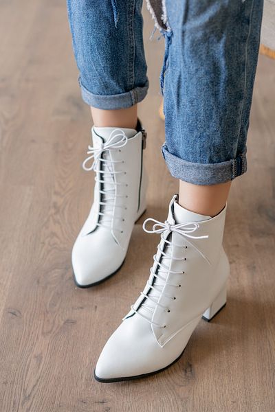 DİVOLYA Katerina White (5cm) Χονδρό Τακούνι (5cm) Μυτερές Μυτιές Καθημερινές Γυναικείες Μπότες