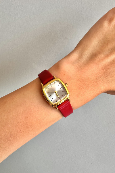 pierrose ساعة يد نسائية كلاسيكية كلاسيكية من الجلد باللون الأحمر