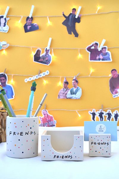 Bİ DOLU DÜKKAN Σετ γραφείου Friends Triple |   Θήκη για στυλό Θήκη για σημειωματάριο Θήκη για επαγγελματικές κάρτες |   Επιτραπέζιος οργανωτής