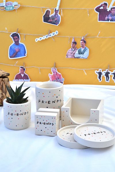 Bİ DOLU DÜKKAN Σετ γραφείου Friends Seven Piece |   Θήκη για στυλό Θήκη για σημειωματάριο Θήκη επαγγελματικής κάρτας Γλάστρα φυτό 2 τεμαχίων σουβέρ