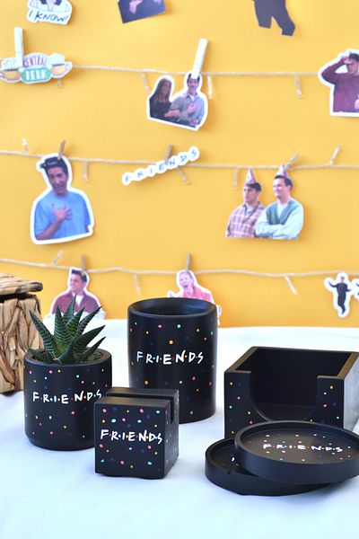 Bİ DOLU DÜKKAN Офис комплект от седем части Friends | Поставка за писалка, поставка за бележник, поставка за визитки, растение в саксия, комплект от 2 броя подложки за чаши