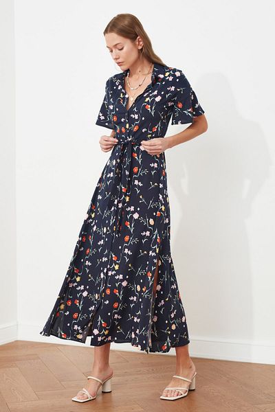 Trendyol Collection Námořnická modř s rozparkem a květinovým potiskem Midi Woven Shirt Dress TWOSS20EL2822