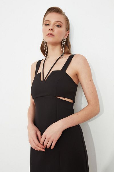 Trendyol Collection Czarna tkana suknia wieczorowa z wycięciem i szczegółami TPRSS21AE0122