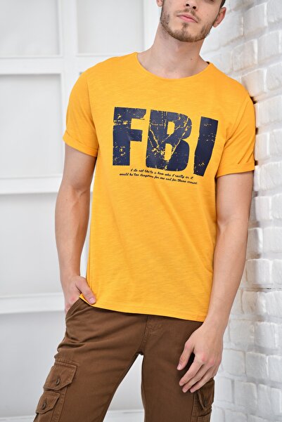 FBI تي شيرت رجالي بلون الخردل برقبة دائرية ومطبوع بقصة ضيقة F5442