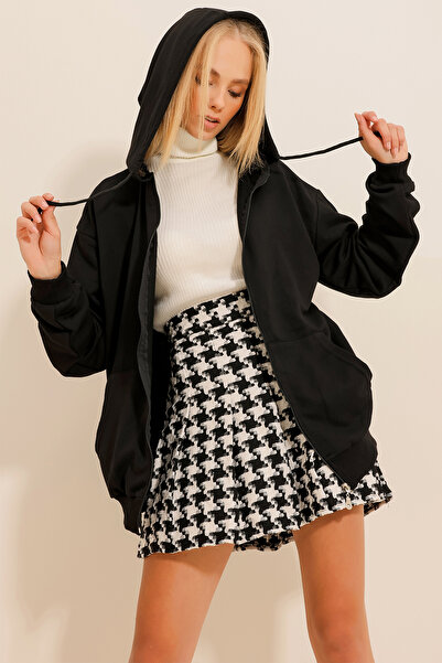 Trend Alaçatı Stili Dámská černá sezónní mikina s kapucí a dvojitou kapsou na zip ALC-667-001