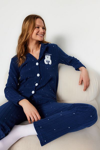 Trendyol Collection Marineblaues Fleece-Pyjama-Set mit Tiermuster – THMAW24PT00176