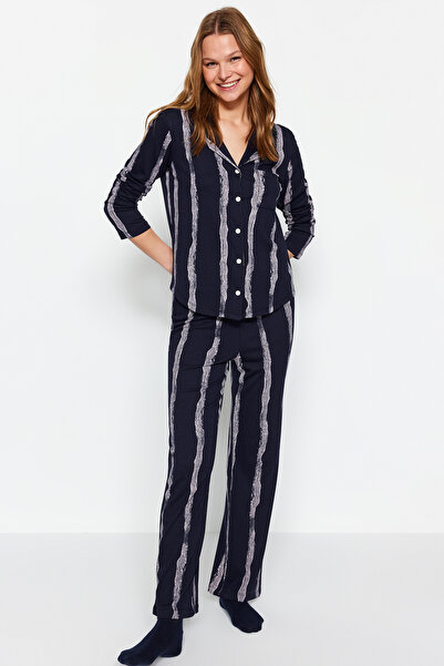 Trendyol Collection Prémiová námořnická modrá 100% bavlna pruhovaná košile-kalhoty Pletená sada pyžama THMAW24PT00213