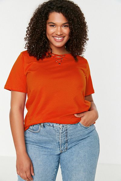 Trendyol Curve Boyfriend-T-Shirt aus Baumwolle mit rotem Kragen in Übergröße – TBBSS22TS1027