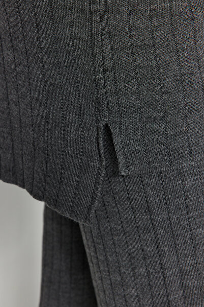 Trendyol Modest Geräuchertes Strickset aus geripptem Pullover und Hose mit halbem Rollkragen TCTAW22US0101