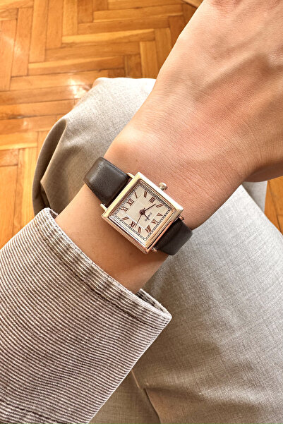 pierrose ساعة يد نسائية كلاسيكية مربعة الشكل من الجلد باللون البني المر مع أر...