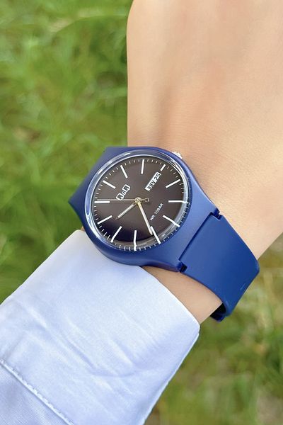 Q&Q 10 ATM Waterproof Double Calendar Unisex Wristwatch