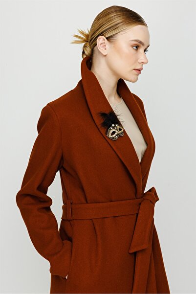 Esswaap Broş Detaylı Önden Bağlamalı Ara Boy Manto Kiremit