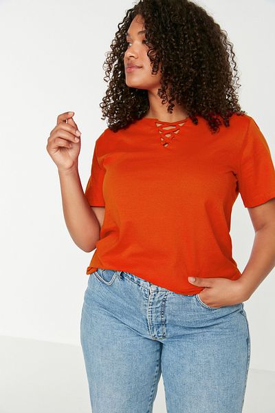 Trendyol Curve Boyfriend-T-Shirt aus Baumwolle mit rotem Kragen in Übergröße – TBBSS22TS1027