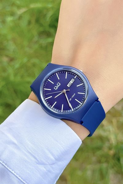 Q&Q 10 ATM Waterproof Double Calendar Unisex Wristwatch