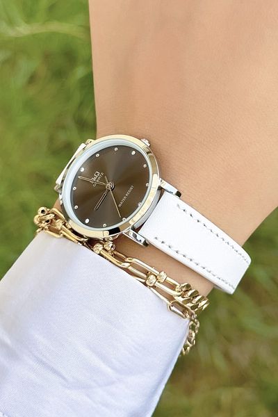 Q&Q Stylish Women's Wristwatch with Leather Cord