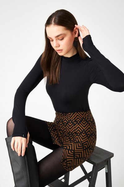 Ladima بدلة نسائية أساسية سوداء ناعمة الملمس مع تفاصيل الأصابع