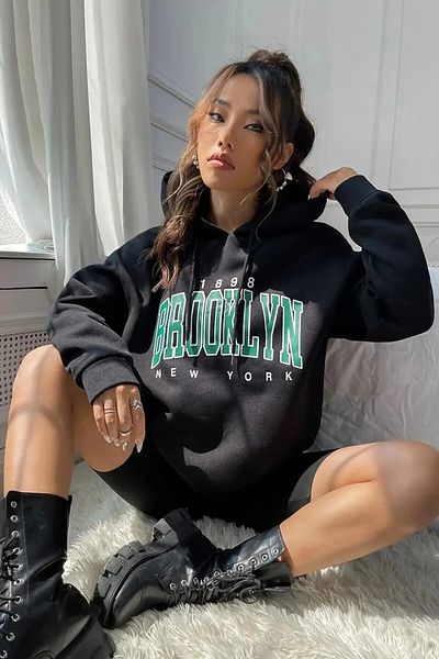MODAGEN Unisex černá mikina Brooklyn s potištěným oversize s kapucí